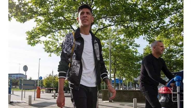 Edson, a la salida del aeropuerto. (Foto: Twitter oficial de Ajax)