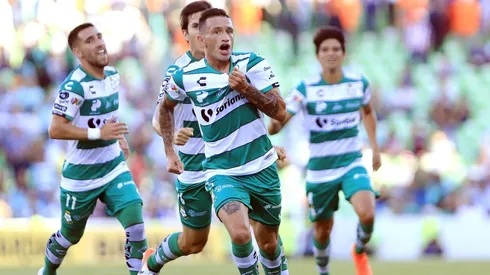 Santos aplastó a un Chivas apático en el debut en el Apertura