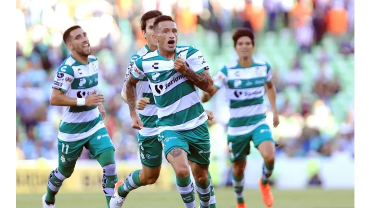 Santos aplastó a un Chivas apático en el debut en el Apertura