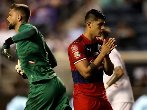 Alan Pulido falló un insólito penal y lo trollearon en Twitter