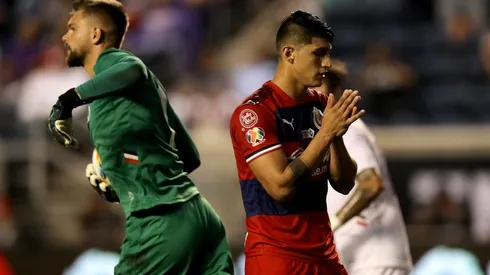 Alan Pulido falló un insólito penal y lo trollearon en Twitter