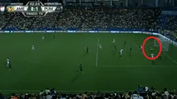 Error amateur: Jiménez se cayó y, solo, empujó la pelota a su propio arco para el primero de Pumas