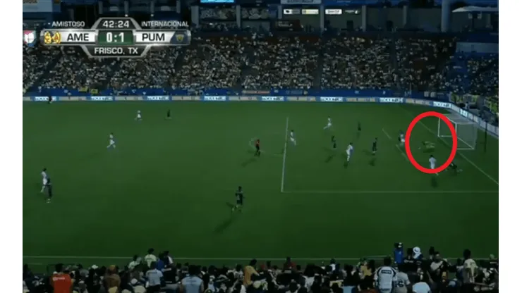 Error amateur: Jiménez se cayó y, solo, empujó la pelota a su propio arco para el primero de Pumas