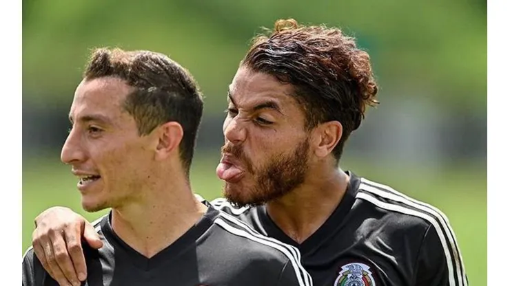 Dos Santos subió una foto con Guardado, la convirtió en meme y él le comentó: "Ya pues Jona"