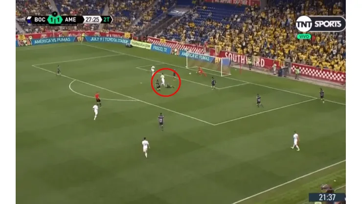 Foto de Mauro Zárate definiendo al gol.