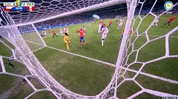 Era un golazo de cabeza de Vargas, pero el palo salvó a Perú