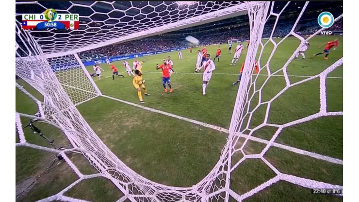 Era un golazo de cabeza de Vargas, pero el palo salvó a Perú