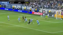 Señor MLS: Carlos Vela amagó y puso la pelota contra un palo para otro golazo