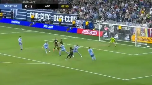 Señor MLS: Carlos Vela amagó y puso la pelota contra un palo para otro golazo