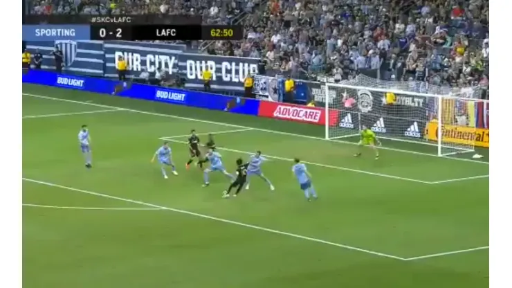 Señor MLS: Carlos Vela amagó y puso la pelota contra un palo para otro golazo
