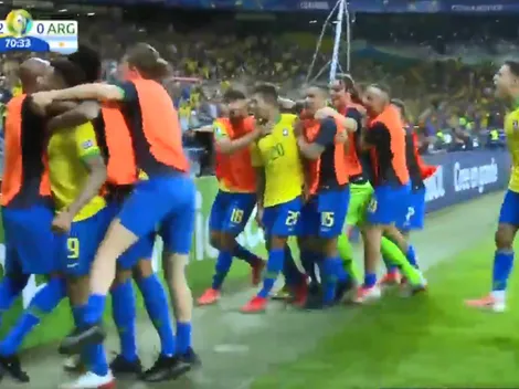 Argentina protestó un penal y Brasil en la contra marcó el 2-0 de los pies de Firmino