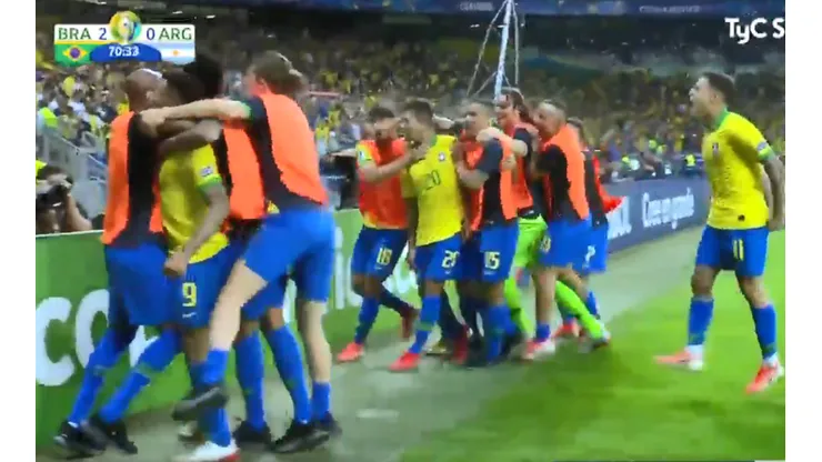Argentina protestó un penal y Brasil en la contra marcó el 2-0 de los pies de Firmino