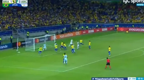 Messi cobró un tiro libre perfecto, Agüero rompió el travesaño y nadie la pudo empujar