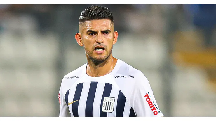 Carlos Zambrano jugando para Alianza Lima de Perú.