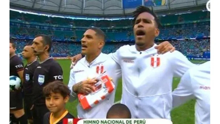 Los futbolistas de la Bicolor cantaron el himno con mucha más pasión que de costumbre