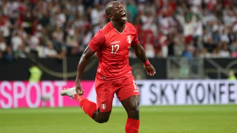 Advíncula recibió una amarilla contra Brasil.