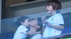 Siempre con él: las fotos de Antonela Roccuzzo en el palco alentando a Messi con la camiseta de Argentina