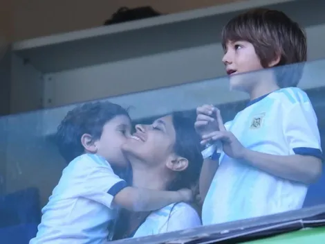 Siempre con él: las fotos de Antonela Roccuzzo en el palco alentando a Messi con la camiseta de Argentina