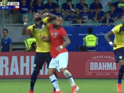 Sacado de un combate de UFC: el codazo de roja directa de Achilier a Arturo Vidal