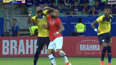 Sacado de un combate de UFC: el codazo de roja directa de Achilier a Arturo Vidal