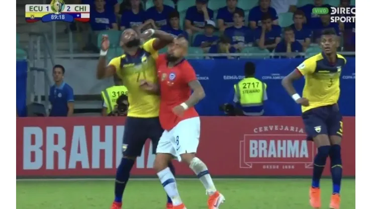 Sacado de un combate de UFC: el codazo de roja directa de Achilier a Arturo Vidal
