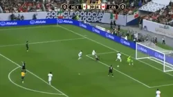 Una máquina de atacar: Alvarado capturó un rebote luego de un remate de Jiménez para el primero del Tri