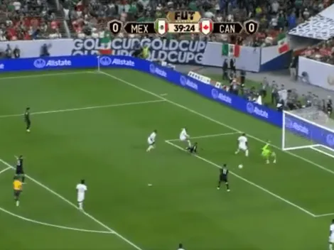 Una máquina de atacar: Alvarado capturó un rebote luego de un remate de Jiménez para el primero del Tri