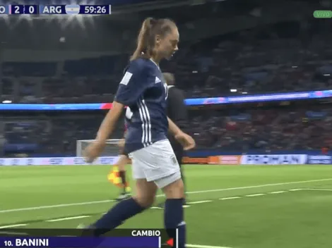 Re caliente: la reacción de Banini cuando se fue sustituida de la cancha