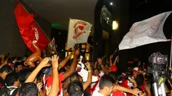 El banderazo que hizo sentir como en casa a la Selección de Perú