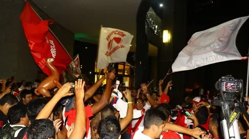El banderazo que hizo sentir como en casa a la Selección de Perú
