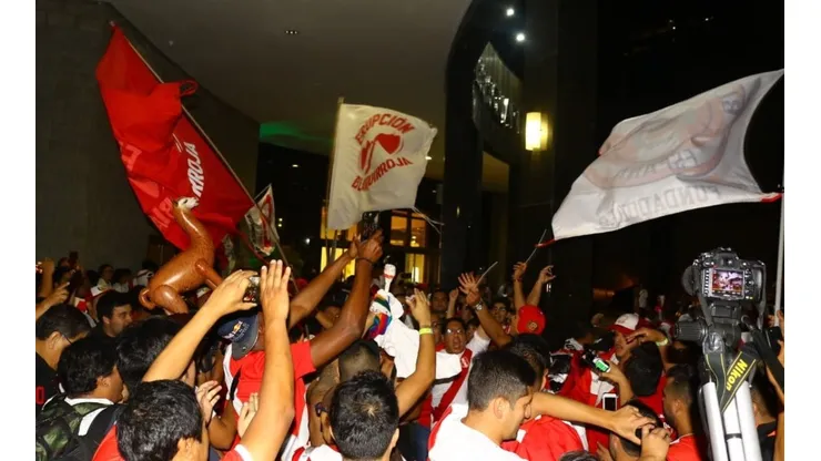 El banderazo que hizo sentir como en casa a la Selección de Perú