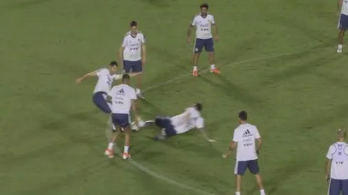 A Messi no le gustó nada ir al medio y fue a barrer como loco para robar la pelota