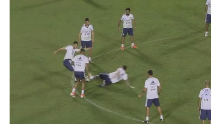 A Messi no le gustó nada ir al medio y fue a barrer como loco para robar la pelota