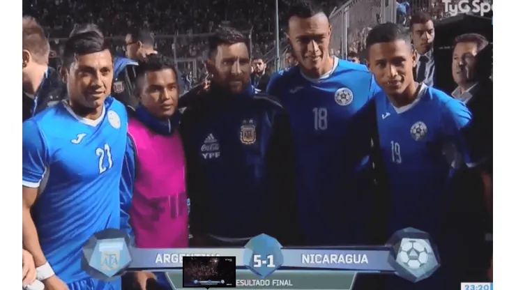 Terminó el partido y los jugadores de Nicaragua lo volvieron loco a Messi por una foto
