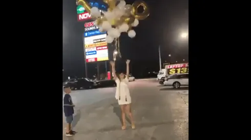 Video viral: ella nunca se enteró que tenía unos globos diabólicos en la mano