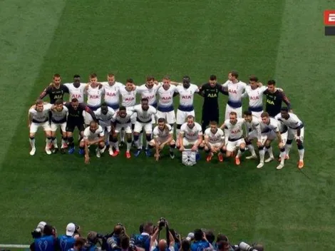 Al Tottenham no le importó nada y posó con todos sus jugadores para la foto