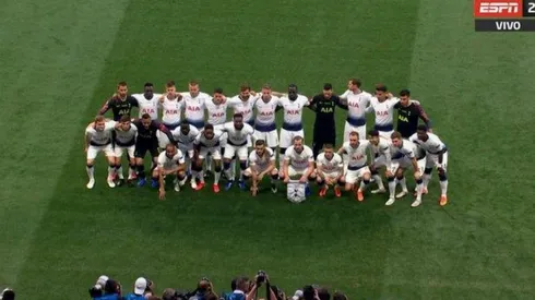 Al Tottenham no le importó nada y posó con todos sus jugadores para la foto