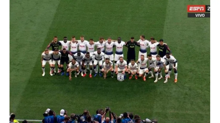 Al Tottenham no le importó nada y posó con todos sus jugadores para la foto