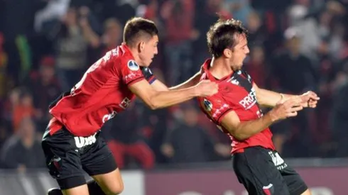 Fue local en la ida y en la vuelta: Colón clasificó ante River de Uruguay ante una multitud