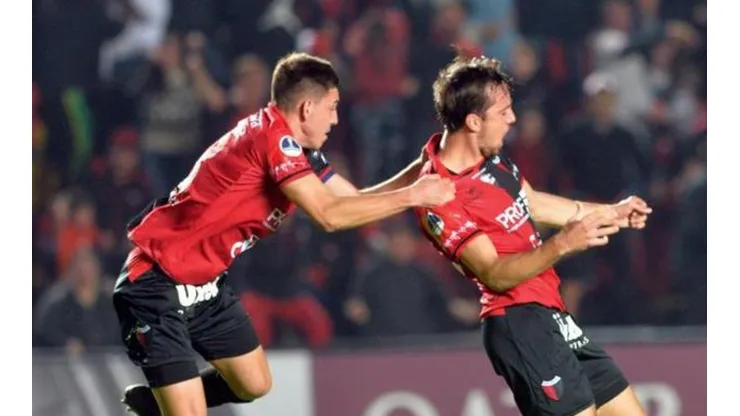 Fue local en la ida y en la vuelta: Colón clasificó ante River de Uruguay ante una multitud