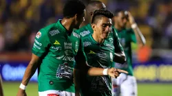 Ángel Mena salió lesionado del campo y todo Twitter se turnó para pegarle