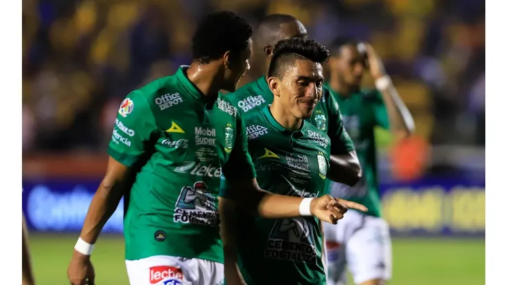 Ángel Mena salió lesionado del campo y todo Twitter se turnó para pegarle