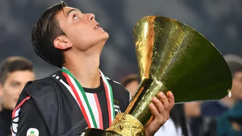 Dybala con el trofeo de la Coppa Italia.