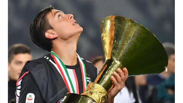 Dybala con el trofeo de la Coppa Italia.