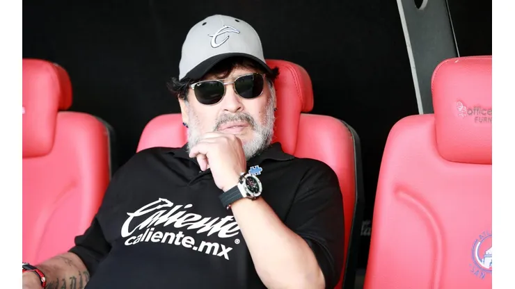 Maradona en el banco de Dorados.