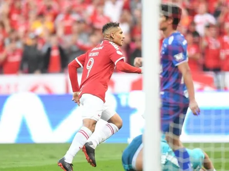 De rebote y al ángulo: Paolo Guerrero llegó a 100 en Brasil con un gol a Cruzeiro