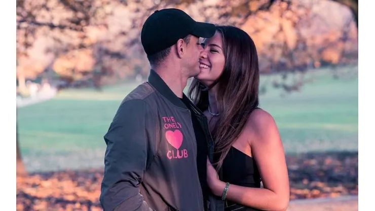 Chicharito subió una foto por el final de temporada y su esposa la comentó muy orgullosa
