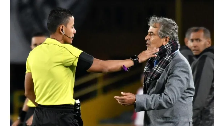 Jorge Luis Pinto y Bismark Santiago en el juego América vs. Millonarios.