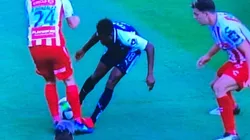 Avilés dejó con diez a Rayados en el primer tiempo