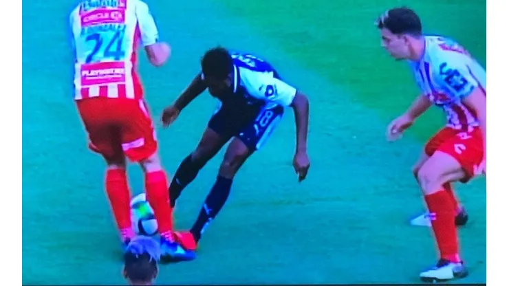 Avilés dejó con diez a Rayados en el primer tiempo